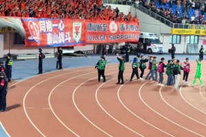 5-1大胜！赛后王大雷和泰山球迷激情互动