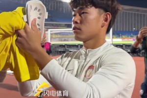 泰山队5-1大胜青岛西海岸，赛后何小珂单独谢场