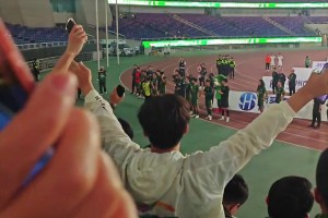 浙江赛后谢场，球迷高呼“布彭扎”，浙江球员沉默一言不发