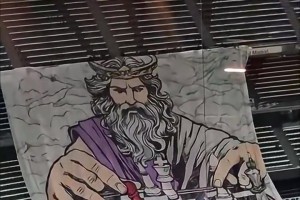有何深意？皇马明日TIFO泄露，画中人单手6根手指下棋！