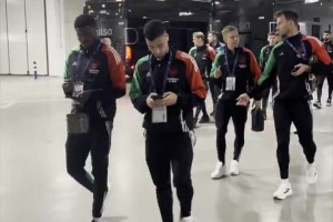 来了来了！阿森纳全队抵达伯纳乌，欧冠大战一触即发！