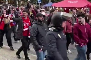 不忘嘲讽死敌！阿森纳球迷在马德里街头高唱：你是热刺伪装的吗