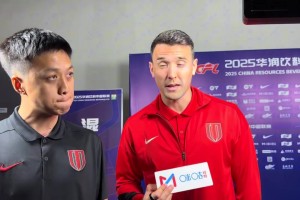 蓉城队长周定洋赛后接受采访，代表俱乐部缅怀浙江队前锋布彭扎