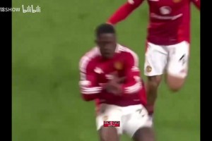 GGMU！看台上的老爵爷是否想起了当年执教曼联的感觉？
