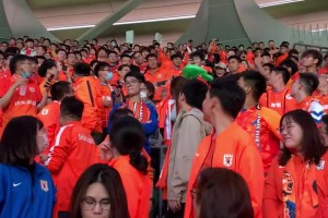 传统老节目！现场实拍泰山球迷在工体“玩乌龟”