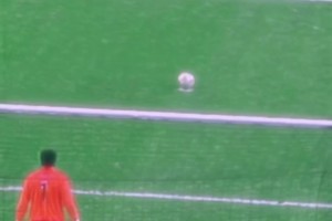 2009年夏天，特维斯2500万镑从曼联转会至同城死敌曼城！