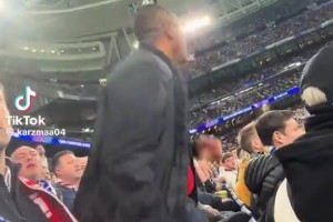 不怕被揍啊！枪迷在主队球迷区疯狂庆祝，皇马球迷阻止他庆祝