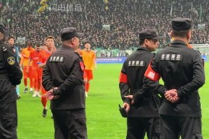 泰山队1-6不敌国安，赛后远征鲁蜜高举围巾支持球队
