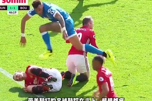 明斯回防时一脚踩在大伊布脑袋上，大伊布选择直接在场上肘击回应