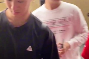 韦世豪在酒店门口遭球迷热情围堵签名，耳环时尚吸睛！