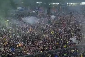 这氛围太赞了！利兹联球迷庆祝升超围得水泄不通