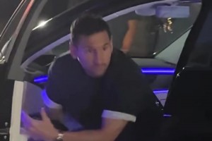 新车？梅西开着迈巴赫去餐厅吃饭被围观