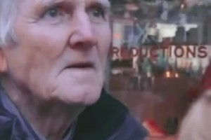 你怎能不爱足球呢？经典名场面：街头采访的老人竟然就是当事人？