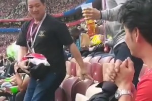 陈奕迅也是球迷啊❓️拿一大杯啤酒畅饮看球