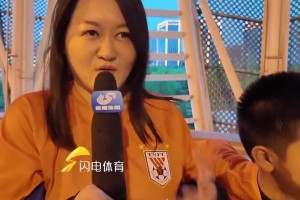 泰山队主场迎战上海申花，近500名小球迷与家长加油助威