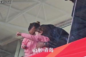 前世界足球先生里瓦尔多现身青岛，为儿子里瓦尔迪尼奥助威