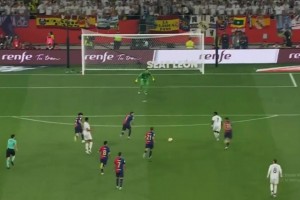 皇马球迷发问：当球门前空无一人时，维尼修斯会去边路？