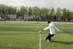 13级大风天踢球会是什么样？