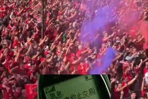 太能整活了！埃弗顿球迷调换包装，利物浦球迷放蓝色烟火应援！