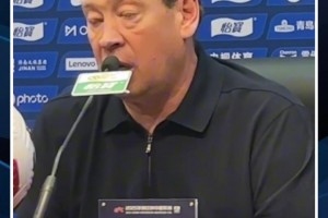 斯卢茨基:“没想到山东退防这么深,给我们中后卫从容拿球的空间”