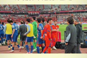 鲁沪赛后，王大雷和申花球员互动，与李可长时间交流