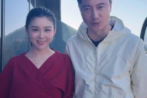 锤王来袭！演员王雷携手爱妻李小萌为大连英博加油助威