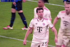 网友：打进这一球后，他向着拜仁高层宣泄着不满！