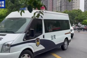 今日二审宣判！押送李铁的警车已进入法院
