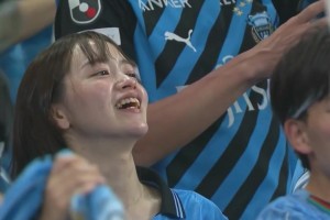 靓丽风景线！川崎前锋取得进球！看台美女球迷挥舞围巾庆祝！