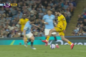 红牌动作！艾特-努里踩踏B席小腿！VAR介入主裁没有出示红牌！