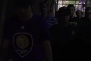 走到哪里都是焦点！近距离看卡卡在奥兰多的一天！