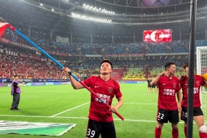 嗨翻了！时隔24年，四川足球再次登顶中国足球顶级联赛积分榜