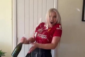 香槟怎么给自己身上喷？女球迷：利物浦是冠军！
