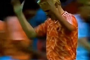 范巴斯滕独进五球，率领荷兰队夺得1988年欧洲杯冠军