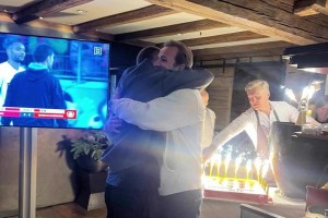 兄弟我们做到了！凯恩戴尔年过30终于夺冠，两人相拥庆祝