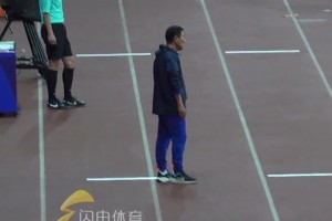 泰山2-3云南被逆转，崔康熙无奈摊手，叉着腰随后坐回了教练席