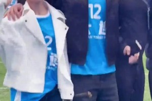 黑丝晃眼！“锤王”和美娇妻李小萌庆祝大连胜利