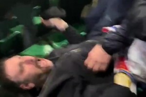 国米绝杀后，一位国米球迷躺在座椅上疯狂呐喊