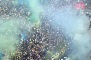 我们又回来啦！实拍利兹联队英冠冠军游行现场！太火爆了！