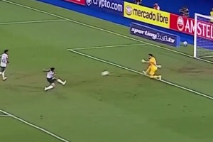 活该被巴萨退货！罗克大单刀1v1门将+队友跑位，怒射门将打丢