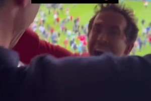 第一运动！现场直拍死侍雷诺兹投资的雷克瑟姆升入英冠的时刻！