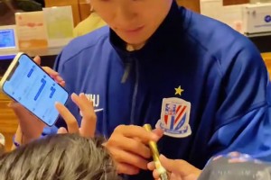 人气直线上升！汪海健遭遇申花小粉丝们围堵求签名