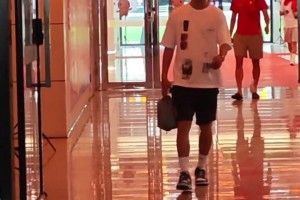 宠粉豪哥上线！韦世豪赛前耐心给球迷们签名，来者不拒！