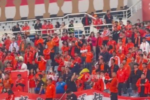 泰山队主场4-2力克浙江，熟悉的九声汽笛声响彻大球场