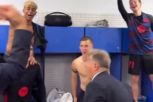 巴萨2-0西班牙人提前两轮夺冠！拉波尔塔和球员在更衣室庆祝