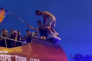 喝醉了吗？马丁内斯在巴士上摔倒带到了奥尔莫