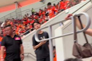 2000多名泰山队球迷来到上海白玉碗球场，为泰山队加油助威