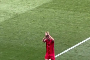 拜仁4-0霍村，托马斯穆勒最后一战下场时全场球迷以掌声致敬传奇