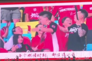 建议普及!蓉城比赛中场时,观众玩起互动游戏,镜头下大家反应不一