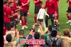 300场里程碑！蓉城全队为刘殿座送上300号纪念球衣！